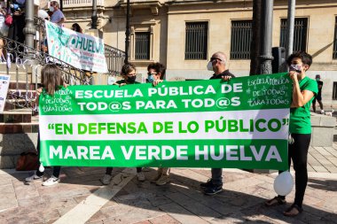 Huelva, İspanya - 24 Ekim 2021: Devlet okulunu ve tüm kamu hizmetlerini savunan bayrak