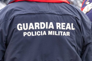 Kraliyet Muhafızları askeri polisinin üniformasının arkasında 