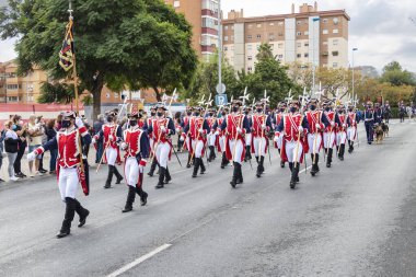 Huelva, İspanya - 30 Ekim 2021: İspanyol Kraliyet Muhafızları 'nın (Halberdiers Muhafız Alayı) geçit töreni Andalucia, Huelva, İspanya