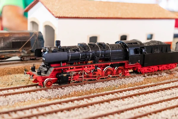模型火车在模型火车展览会上运行 浅层深部宏观摄影 — 图库照片