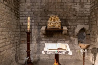 Barselona, İspanya - 21 Eylül 2021: Santa Maria del Mar 'ın Barcelona, İspanya' da bulunan bazilikanın içindeki tapınağı. Kültürel Faiz Varlığı olarak sınıflandırıldı.
