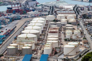 Barselona, İspanya - 21 Eylül 2021: Barselona konteynerleri liman ve sanayi. Şehir limanındaki konteynırlar. Barselona büyük bir Avrupa limanıdır.