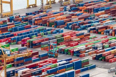 Barselona, İspanya - 21 Eylül 2021: Barselona konteynır limanı. Şehir limanındaki konteynırlar. Barselona büyük bir Avrupa limanıdır.