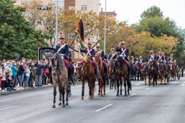 Huelva, İspanya - 30 Ekim 2021: İspanya Kraliyet Muhafızlarının geçit töreni Endülüs Bulvarı, Huelva, İspanya