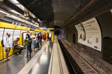 Barselona, İspanya - 19 Eylül 2021: Koronavirüs covid-19 nedeniyle koruyucu yüz maskesi takan insanların olduğu metro istasyonu görüntüsü