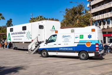 Huelva, İspanya - 5 Kasım 2021: Covid-19 Coronavirus ve grip aşısına karşı mobil aşı merkezi