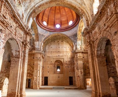 Huelva, İspanya - 5 Kasım 2021: Huelva dağlarındaki Castano del Robledo, Sierra de Aracena kasabasındaki Yeni veya Mezarlık olarak da bilinen, neoklasik tarzda tamamlanmamış kilise,