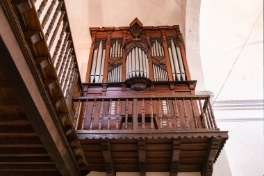 Huelva, İspanya - 5 Kasım 2021 Santiago El Mayor Kilisesi 'nin boru orgu, Santiago Matamoros, Castano del Robledo, Sierra de Aracena, Huelva dağlarında