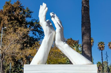 Huelva, İspanya - 5 Kasım 2021: Covid-19 Coronavirus salgını sırasında sağlık personeline ve hemşirelere teşekkür mahiyetinde el heykeli