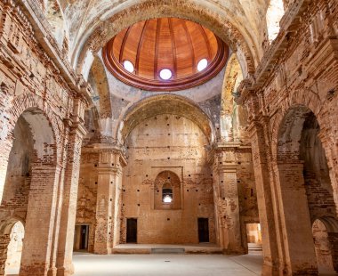 Huelva, İspanya - 5 Kasım 2021: Huelva dağlarındaki Castao del Rnobledo, Sierra de Aracena kasabasındaki Yeni veya Mezarlık olarak da bilinen, neoklasik tarzda tamamlanmamış kilise,