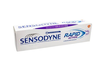 Huelva, İspanya-5 Kasım 2021: İspanyol Sensodyne diş macunu kutusu. Hassas dişleri olan insanları hedef alan diş macunu ve gargara markasıdır. Sensodyne 'nin sahibi GlaxoSmithKline diş ipi.