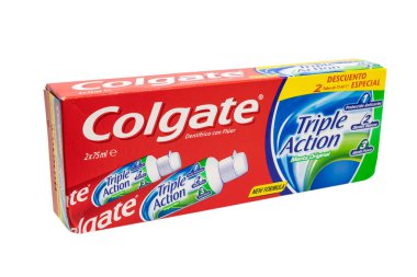 Huelva, İspanya-5 Kasım 2021: İspanyol Colgate diş macunu kutusu. Colgate, diş macunu, diş fırçası, diş fırçası ve diş ipi gibi ağız temizliği ürünleri için kullanılan bir Amerikan markasıdır.