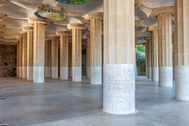 Barcelona şehrinde mimar Gaudi tarafından tasarlanan ünlü Parc Gell 'deki Hypostyle Odası..