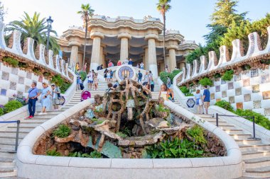 Barselona, İspanya - 21 Eylül 2021: Parc Gell 'in birçok turistin bulunduğu ünlü merdivenleri. Mimar Gaudi tarafından Barcelona şehrinde tasarlandı..