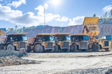 Corta Atalaya 'da maden kamyonları ve makineler maden ocağını açıyor. Minas de Riotinto, Huelva, Endülüs, İspanya 'da altın ve fıçı madenlerinin derin kazısı ve çıkarılması 