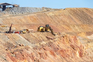 Corta Atalaya 'da maden kamyonları ve makineler maden ocağını açıyor. Minas de Riotinto, Huelva, Endülüs, İspanya 'da altın ve fıçı madenlerinin derin kazısı ve çıkarılması 