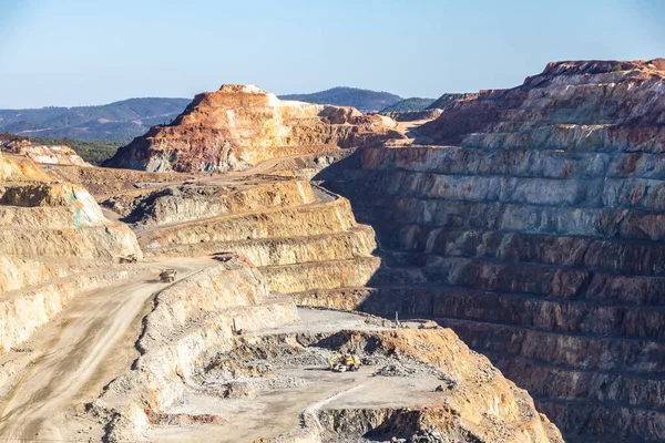 광산을 아탈라야 스페인 안달루시아 미나스데 리오스 석화와 광물질을 캐내고 광물질을 — 스톡 사진