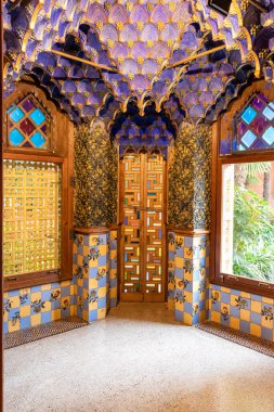Barcelona, İspanya - 22 Eylül 2021: Casa Vicens, Barcelona. Antoni Gaudi 'nin ilk başyapıtı. 1883 ve 1885 yılları arasında Vicens ailesi için yazlık olarak inşa edilmiş. 