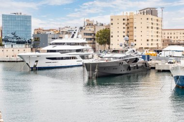 Barceloneta sahilindeki Port Vell limanında lüks yatlar, Barcelona, Katalonya, İspanya
