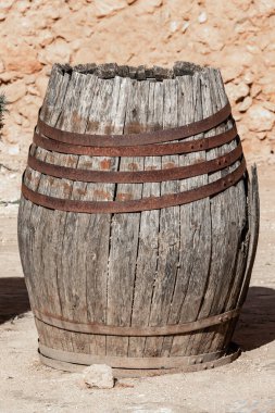 Huelva, Endülüs, İspanya 'daki Niebla Kalesi' nin dış duvarlarındaki eski fıçı.