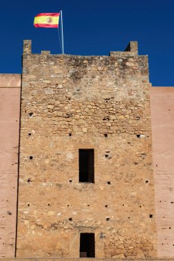 İspanya 'nın Huelva, Endülüs, İspanya' da bayrağı olan Niebla kalesinin savunma duvarlarında kule veya taret