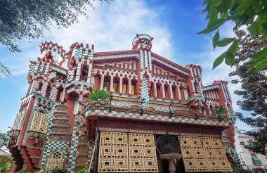 Barcelona 'daki Casa Vicens. Antoni Gaud 'un ilk başyapıtı. 1883 ve 1885 yılları arasında Vicens ailesi için yazlık olarak inşa edilmiş. 