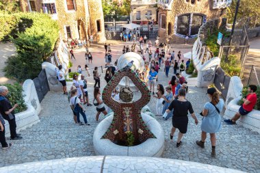Barselona, İspanya - 21 Eylül 2021: Parc Guell 'in birçok turistle dolu ünlü merdivenleri. Mimar Gaudi tarafından Barcelona şehrinde tasarlandı..