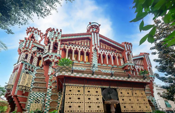 Barcelona, İspanya - 22 Eylül 2021: Casa Vicens, Barcelona. Antoni Gaudi 'nin ilk başyapıtı. 1883 ve 1885 yılları arasında Vicens ailesi için yazlık olarak inşa edilmiş. 