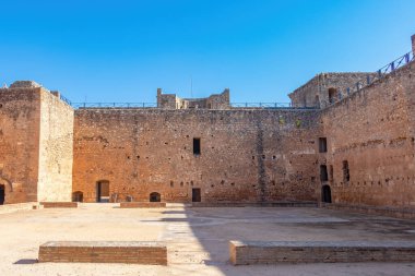 Niebla, İspanya - 18 Kasım 2021: Niebla kalesinin savunma duvarları içinde, Huelva, Endülüs, İspanya