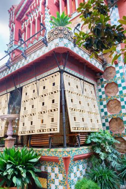 Barcelona 'daki Casa Vicens cephesinde teras. Barcelona 'daki Casa Vicens, Antoni Gaudi' nin ilk başyapıtıdır. 1883 ve 1885 yılları arasında Vicens ailesi için yazlık olarak inşa edilmiş. 
