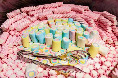 Renkli şekerlemelerin ağırlığıyla satılıyor.