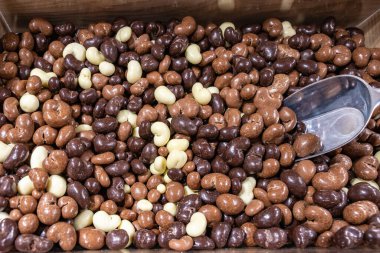 Farklı renklerdeki çikolataların ağırlığıyla satılıyor.