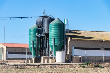 Zeytinyağı tankları zanaatkar zeytin yağı fabrikasında 