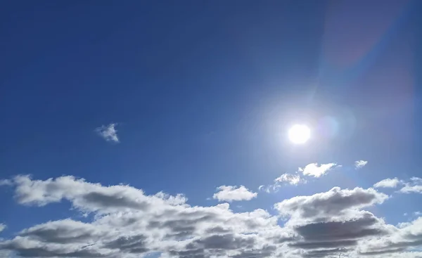 Sol Céu Azul Claro Para Fundo — Fotografia de Stock