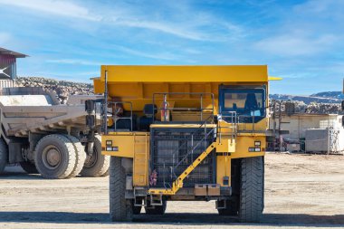 Corta Atalaya 'daki maden kamyonu maden ocağını açıyor. Minas de Riotinto belediyesinde altın ve fıçı madenlerinin derin kazısı ve çıkarılması