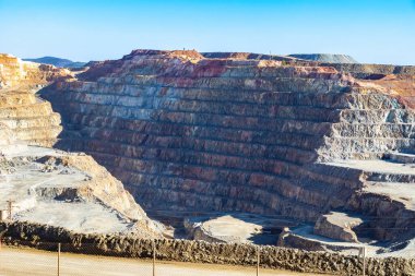 Corta Atalaya maden ocağında maden seviyesiyle. Minas de Riotinto, Huelva, Endülüs, İspanya 'da altın ve fıçı madenlerinin derin kazısı ve çıkarılması