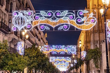 Anayasa Bulvarı 'ndaki Noel ışıkları süslemesi, Avenida de la Constitucion, Seville, Endülüs, İspanya