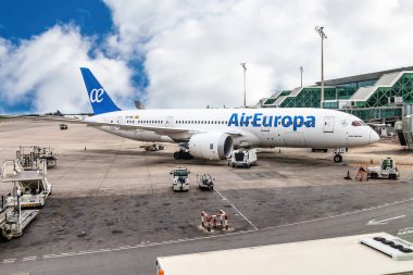 Barselona, İspanya - 24 Eylül 2021: EC-MIH Air Europa Boeing 787-8 Dreamliner, Julio Iglesias, El Prat havaalanındaki kalkış uçuşuna hazırlanıyor.