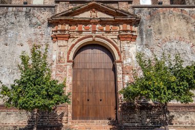 Tamamlanmamış Kilise 'nin kapısı, neoklasik tarzda, ayrıca Huelva dağlarındaki Sierra de Aracena, Castano del Robledo kasabasındaki Yeni veya Mezarlık olarak da bilinir.