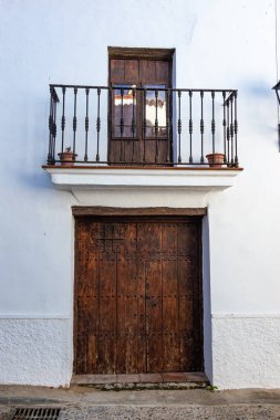Huelva dağlarındaki Sierra de Aracena, Castano del Robledo köyündeki eski fabrika evi.