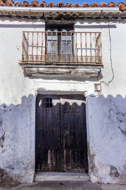 Huelva dağlarındaki Sierra de Aracena, Castano del Robledo köyündeki eski fabrika evi.
