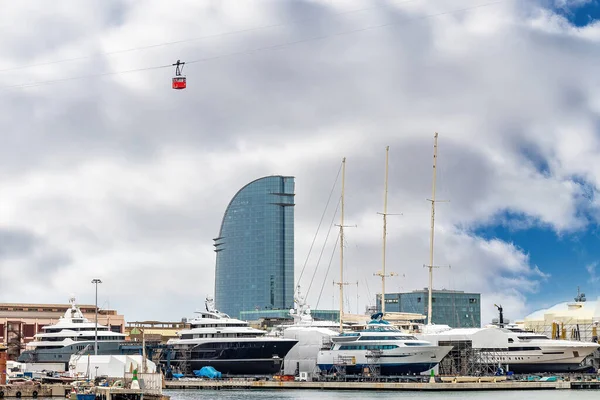 Barcelona 'daki Montjuic dağına giden kablo araba Barcelona limanının kuru rıhtımından lüks yatlarla geçiyor.