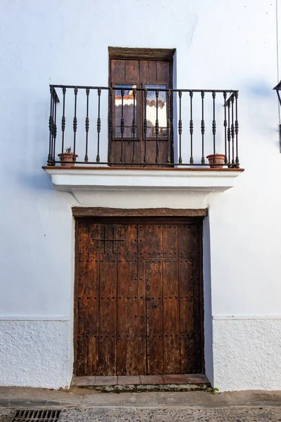 Huelva dağlarındaki Sierra de Aracena, Castano del Robledo köyündeki eski fabrika evi.