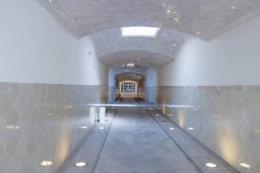 Arka planda cerrahi bölümünün kapıları olan hastane koridoru.