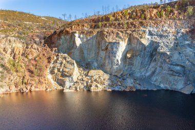 Pena del Hierro maden ocağını aç. Nerva, Huelva, Endülüs, İspanya 'da bakır ve altın madenlerinin derin kazısı ve çıkarılması