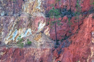 Pena del Hierro maden ocağı detayları. Nerva, Huelva, Endülüs, İspanya 'da bakır ve altın madenlerinin derin kazısı ve çıkarılması
