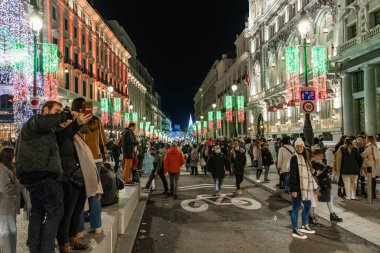 Madrid, İspanya - 11 Aralık 2021: Madrid 'de yürüyen kimliği belirsiz bir kalabalık Noel zamanı dekore edildi. Korumalı yüz maskesi ya da kovid 19 Coronavirus 'a karşı tıbbi maske takıyorlar.