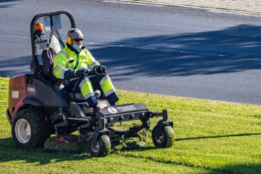 Huelva, İspanya - 12 Ocak 2021: Güneşli bir günde çimen biçen işçiler