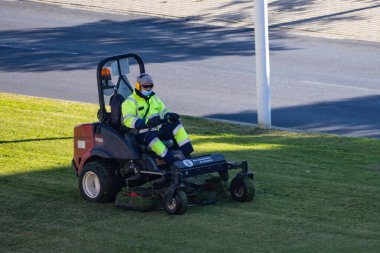 Huelva, İspanya - 12 Ocak 2021: Güneşli bir günde çimen biçen işçiler