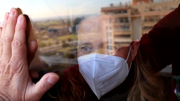 Huelva Ισπανία Ιανουαρίου 2022 Γυναίκα Απομονωμένη Από Coronavirus Covid Κοιτάζει — Αρχείο Βίντεο